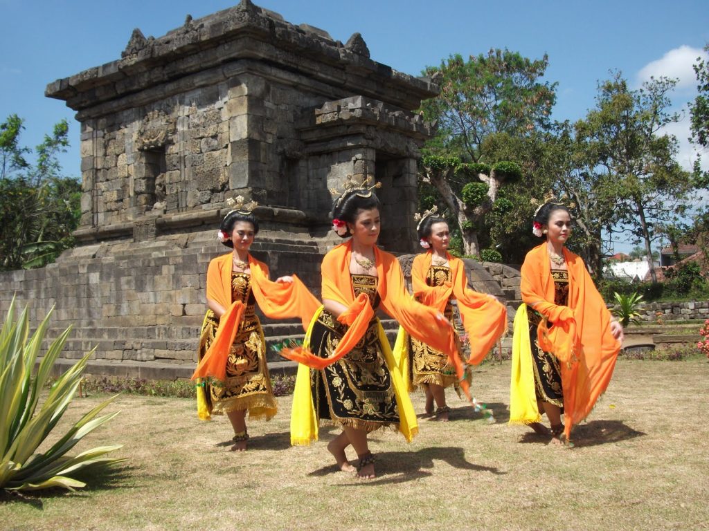 8 Tarian Adat  Jawa  Timur  Tak Terlihat